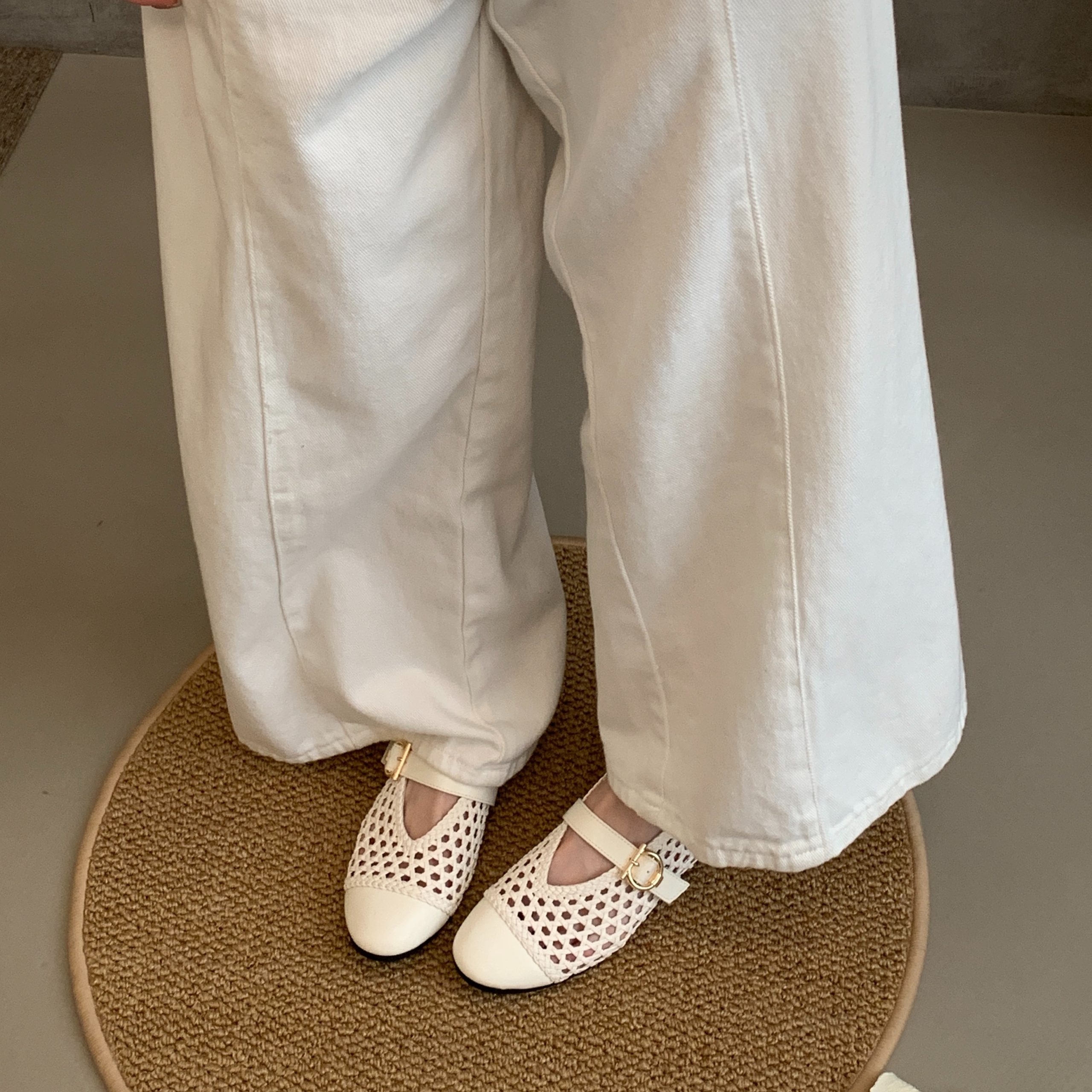 High Quality Hollow Out Handwoven One-Strap High-End Mesh Flat Shoes - Image 2