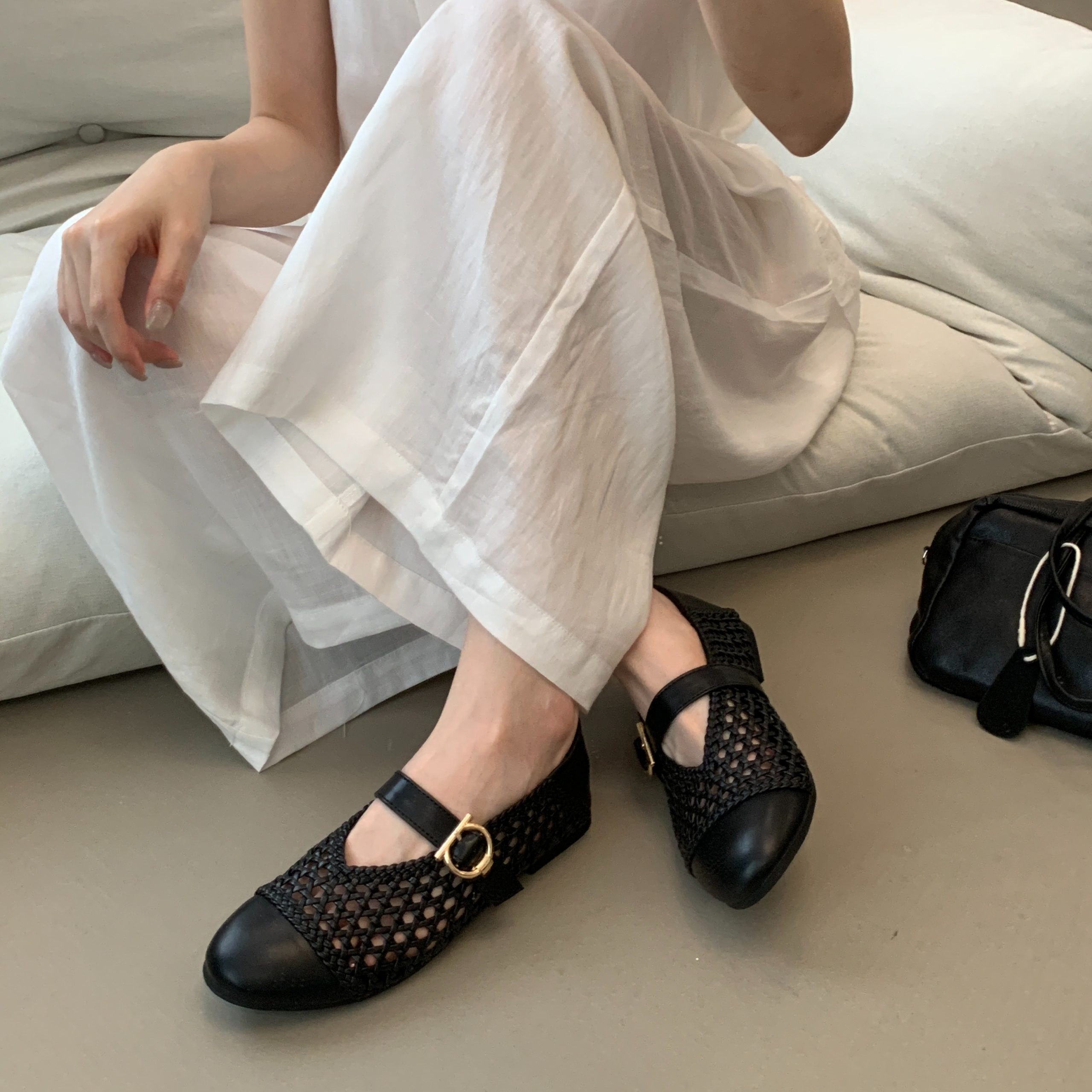 High Quality Hollow Out Handwoven One-Strap High-End Mesh Flat Shoes - Image 3