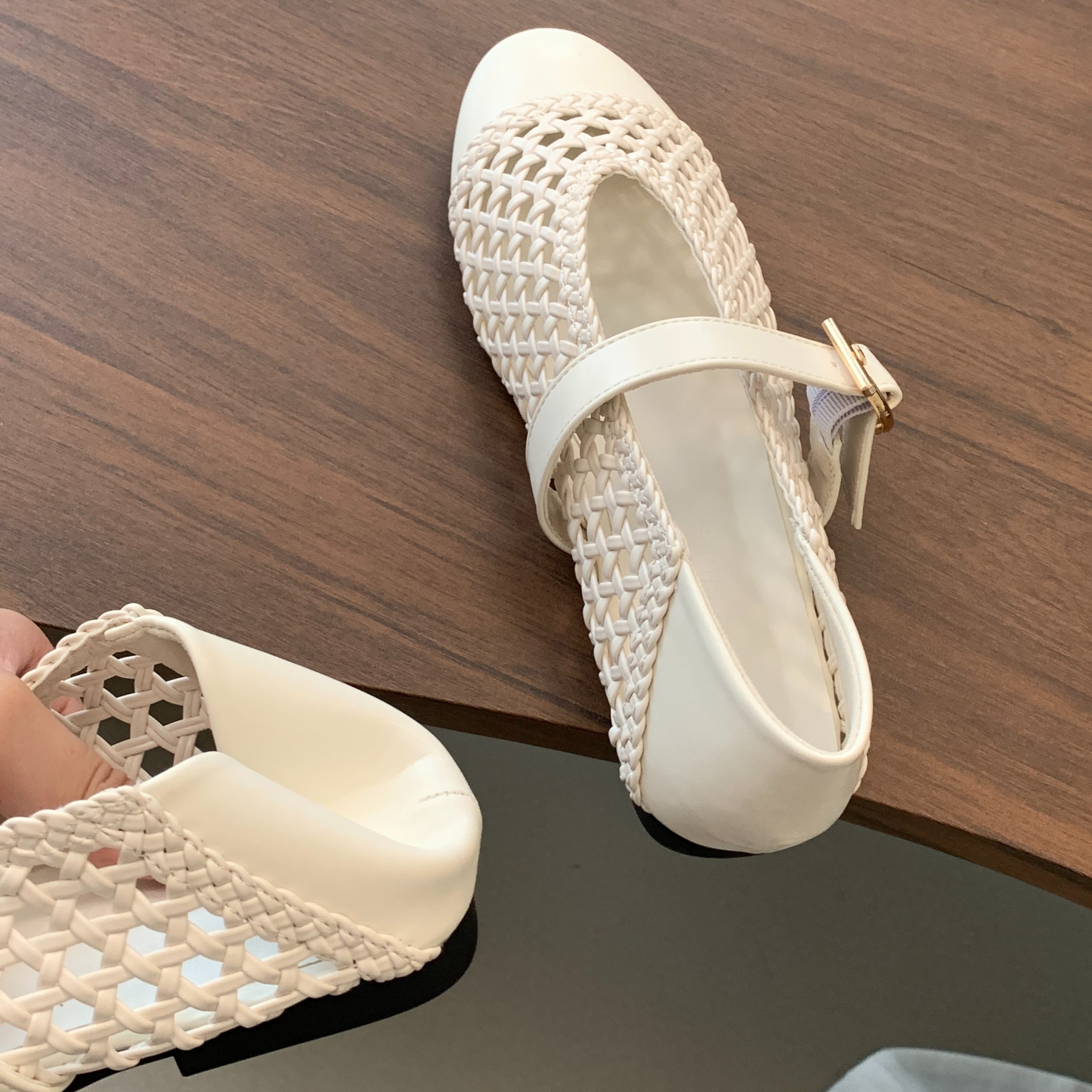 High Quality Hollow Out Handwoven One-Strap High-End Mesh Flat Shoes - Image 4